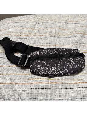 Oak And Reed Belt Bag Black Animal Print Neoprene Logo Zip Fanny Pack Belted Gym
